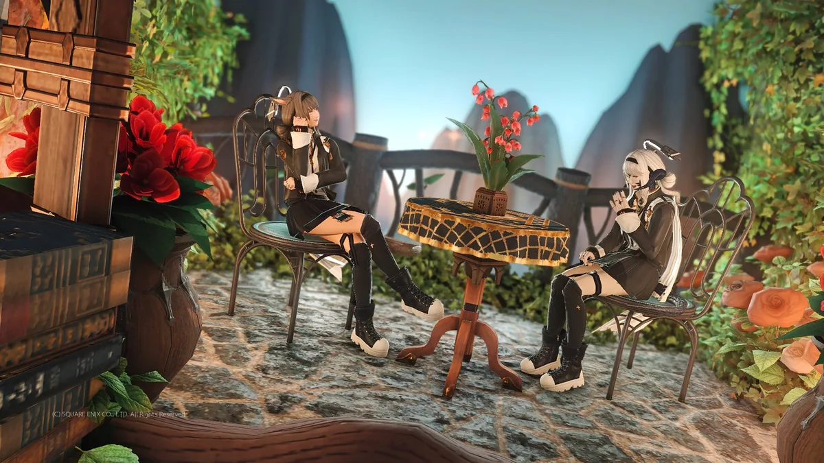 座っておしゃべりするふたり