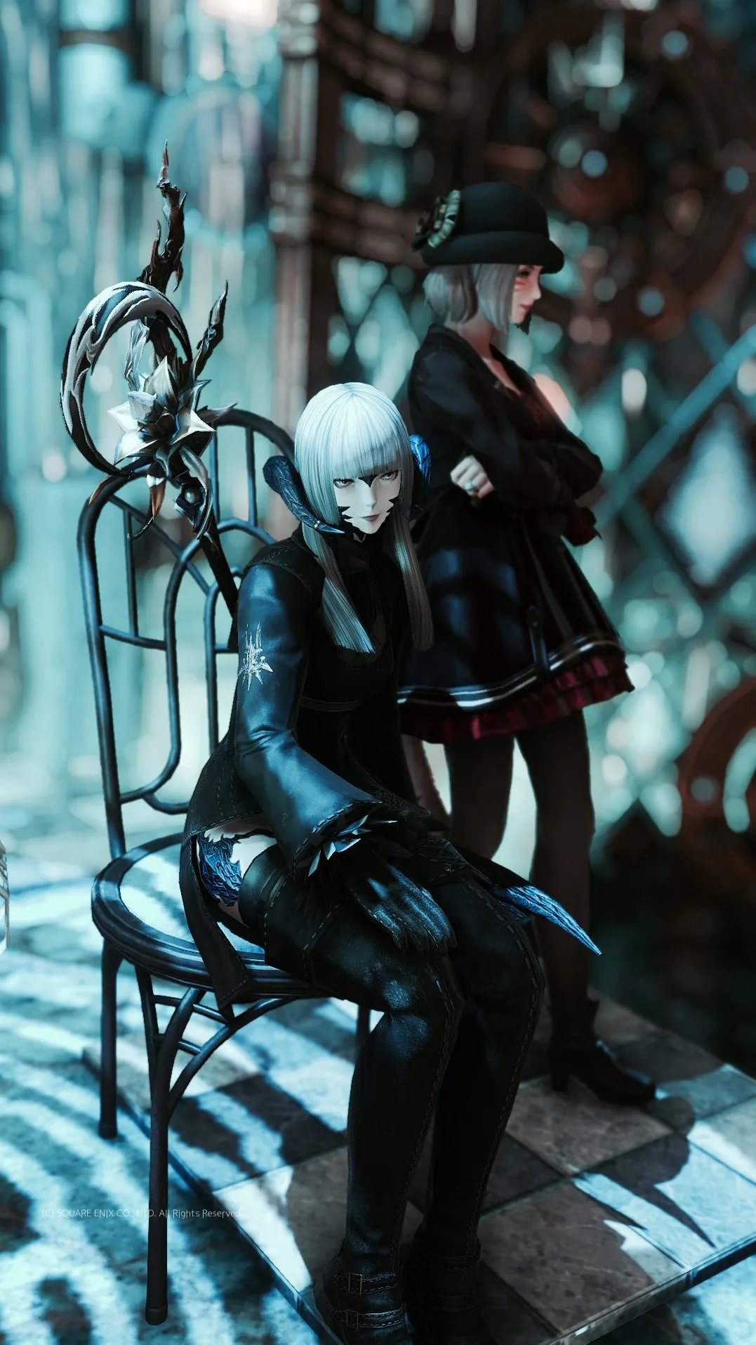 椅子に座るるしこと腕組みなな