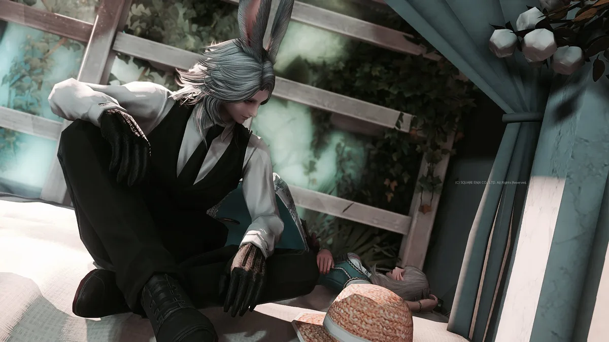 眠るミコッテを見つめるヴィエラ