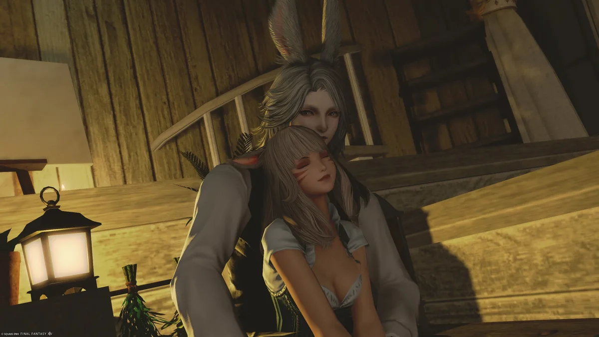 膝の上にのるミコッテ