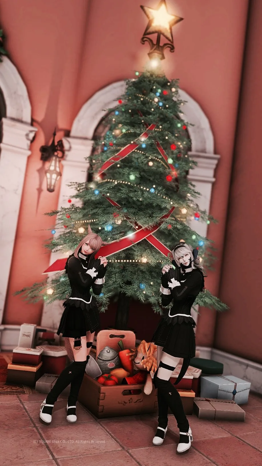 クリスマスツリーの前でおねだりするふたり