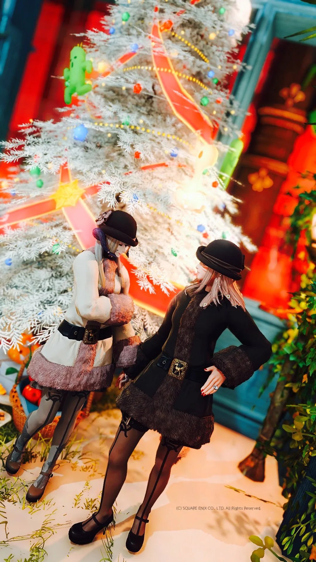 ツリーの前で手を繋ぐふたり