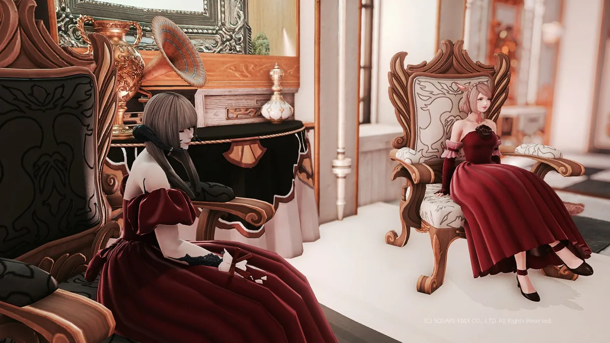 椅子に座るふたり