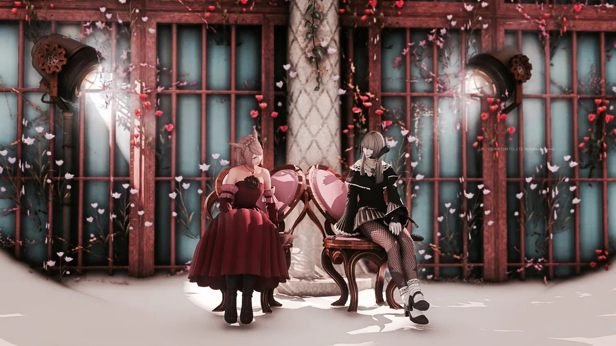 椅子に座って見つめ合うふたり