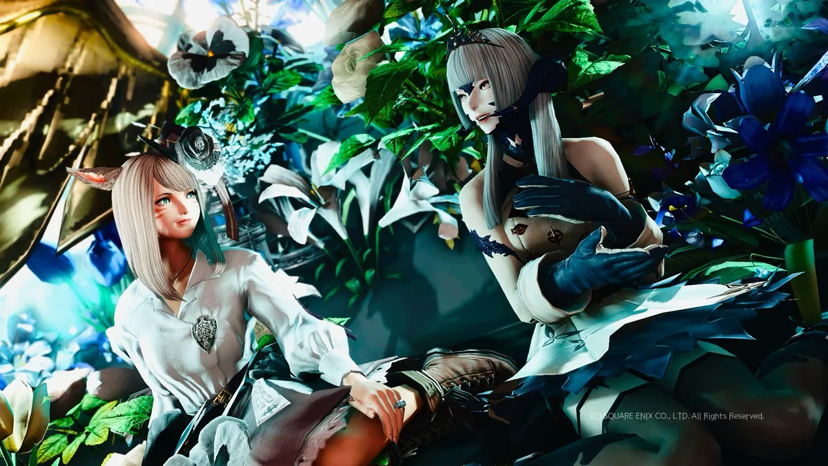 座って語り合うふたり