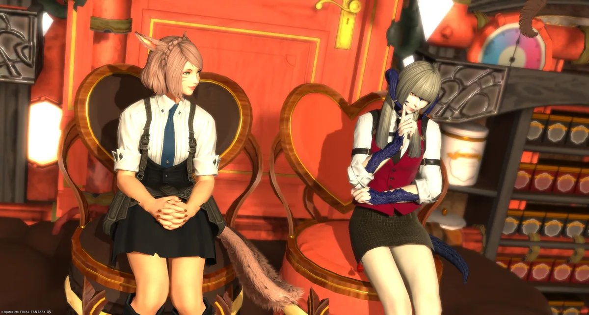 椅子にすわるふたり