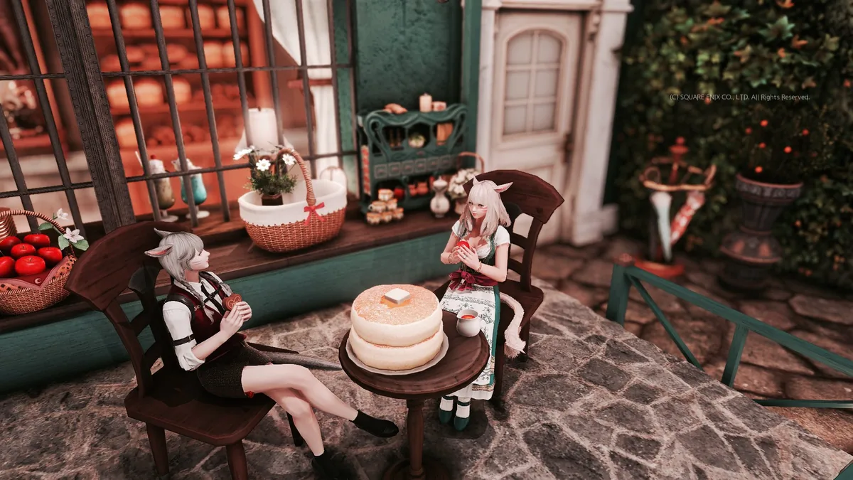 椅子に座っておやつを食べるミコッテ