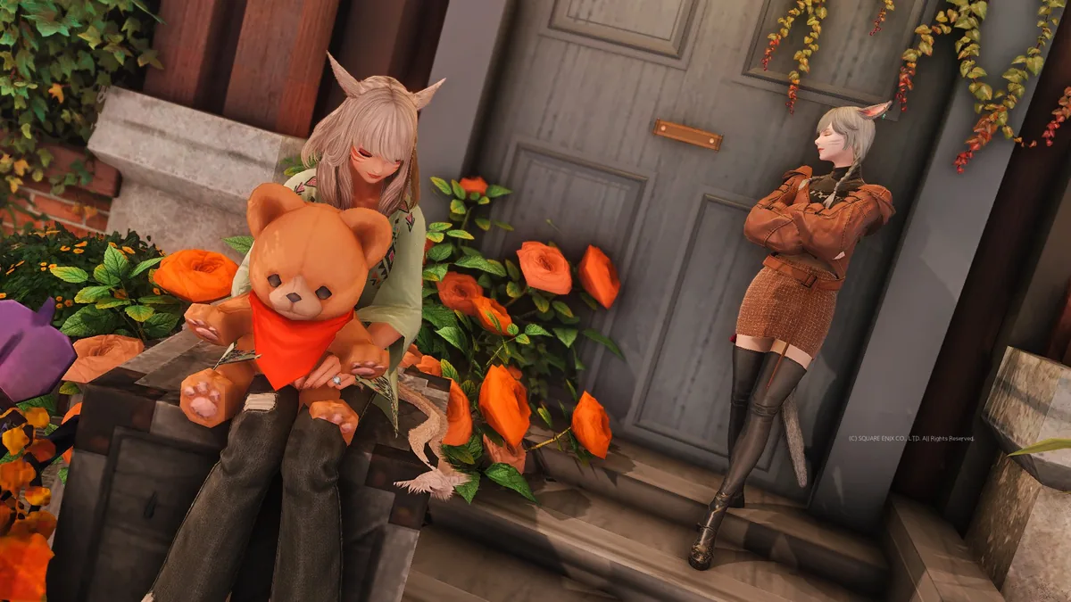 くまのぬいぐるみを抱いて