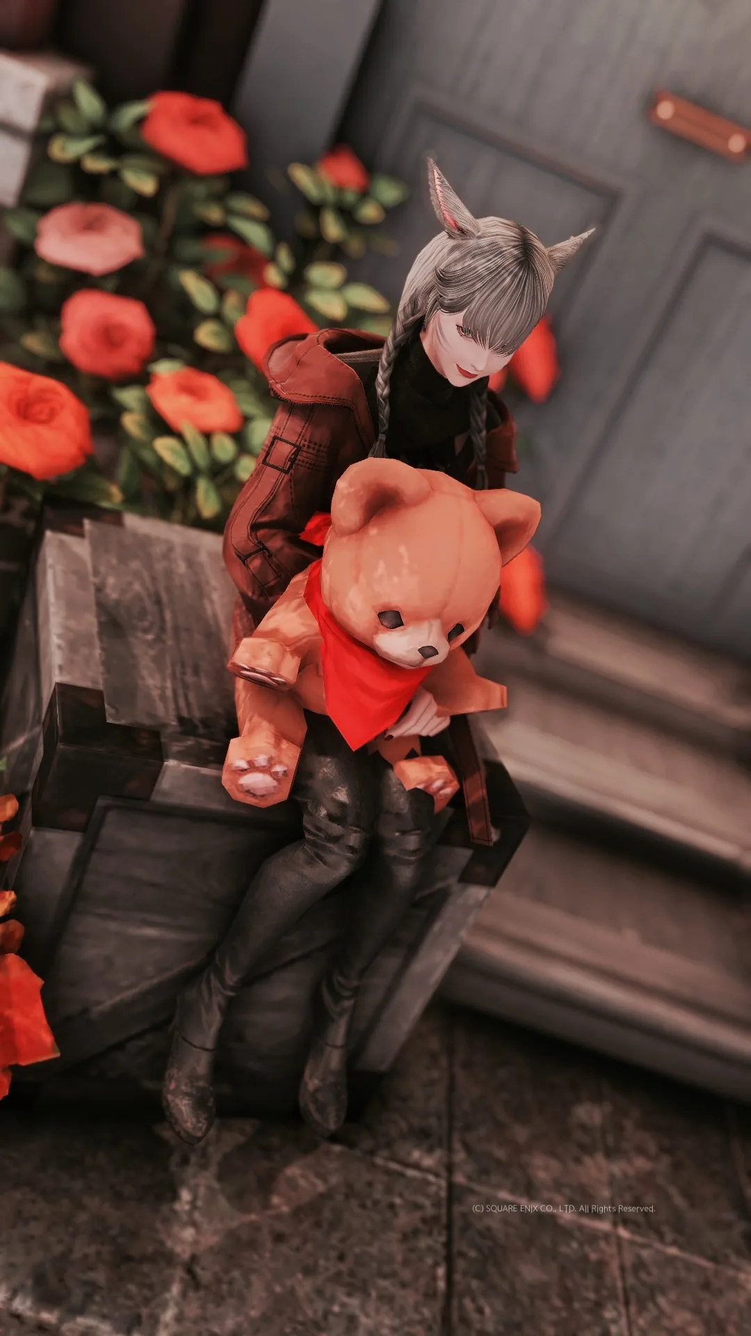 くまのぬいぐるみを抱いて