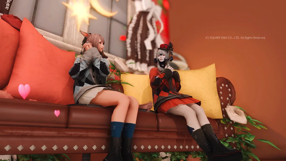 お揃いコーデで語り合うふたり