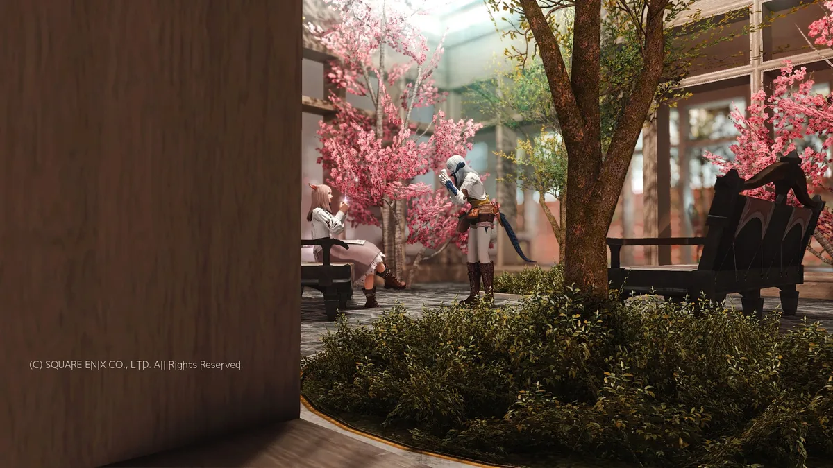 お庭で写真を撮るふたり